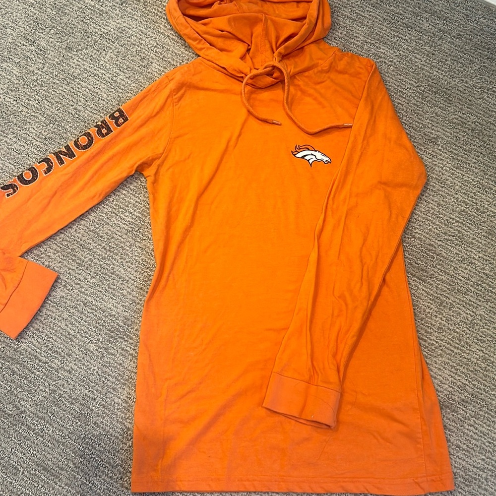 Slim fit lightweight longsleeve Broncos hoodie.